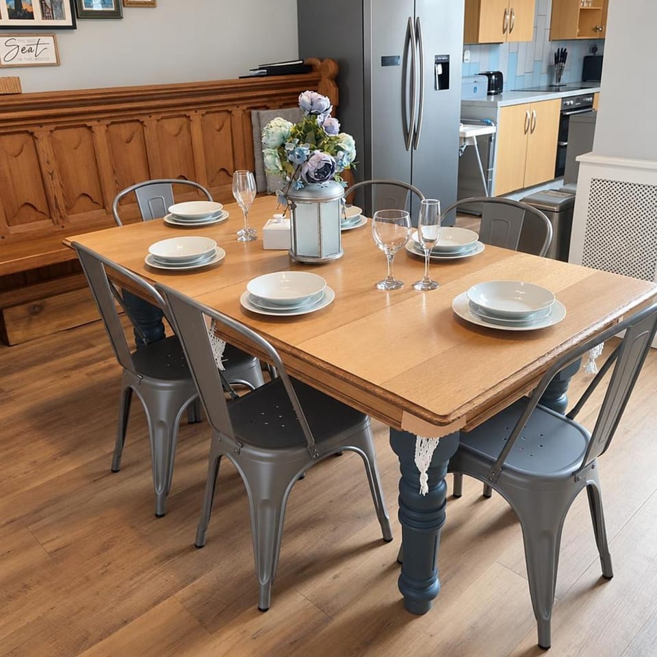 Seating area, Dining area