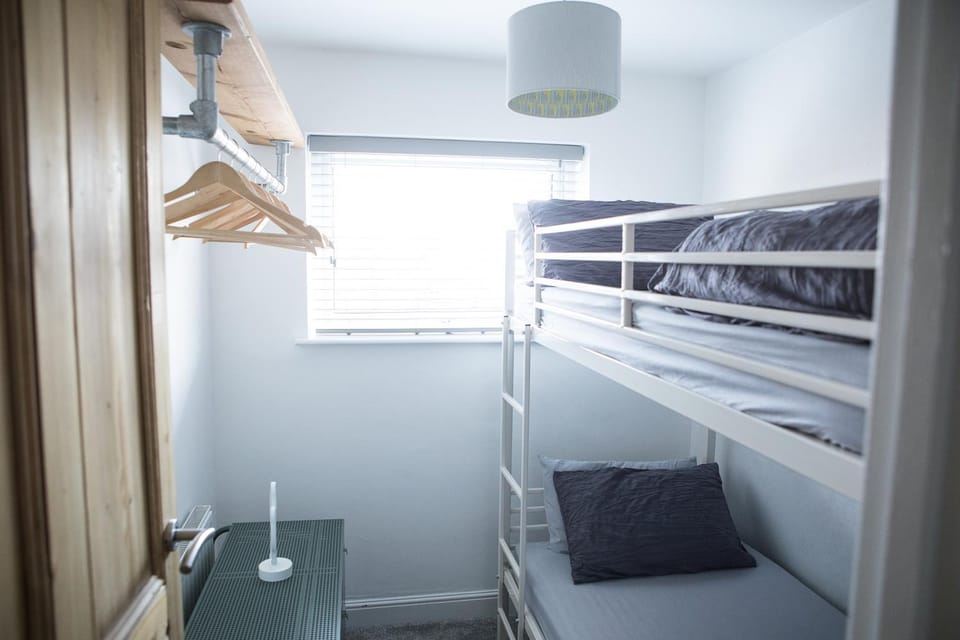 Bedroom, bunk bed