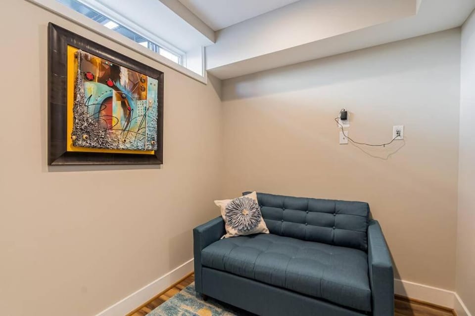 Urban Oasis 3 BDR 2 and Half Baths Queen Sofa Bed in Living room and Free Parking Apartment in District of Columbia