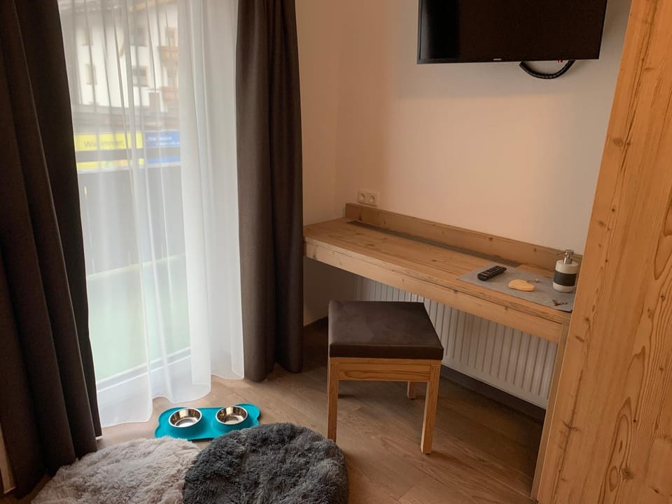 Photo of the whole room, Pets