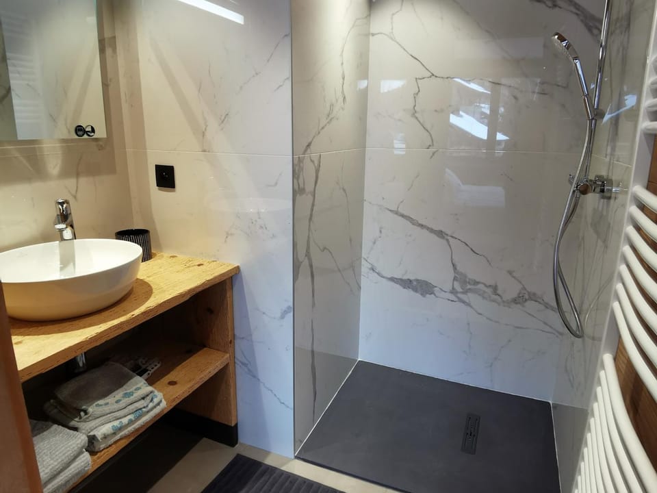 Appart Ski aux Pieds au Centre des Gets - 8 Pers. - FR-1-598-28 Apartment in Les Gets