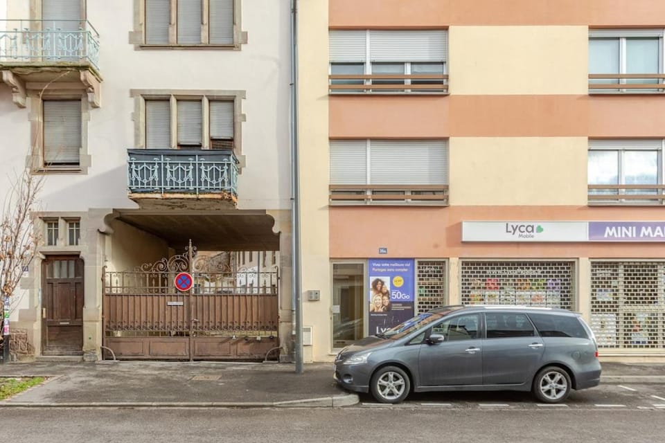 Property building, Day, Neighbourhood, Street view, Location