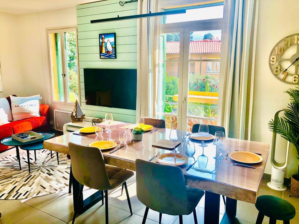 Restaurant/places to eat, Dining area