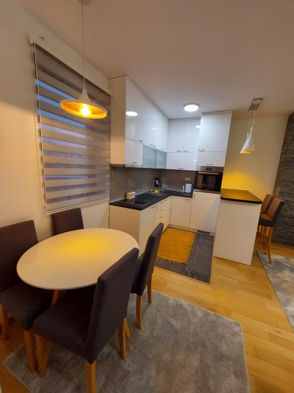 Kitchen or kitchenette, Dining area