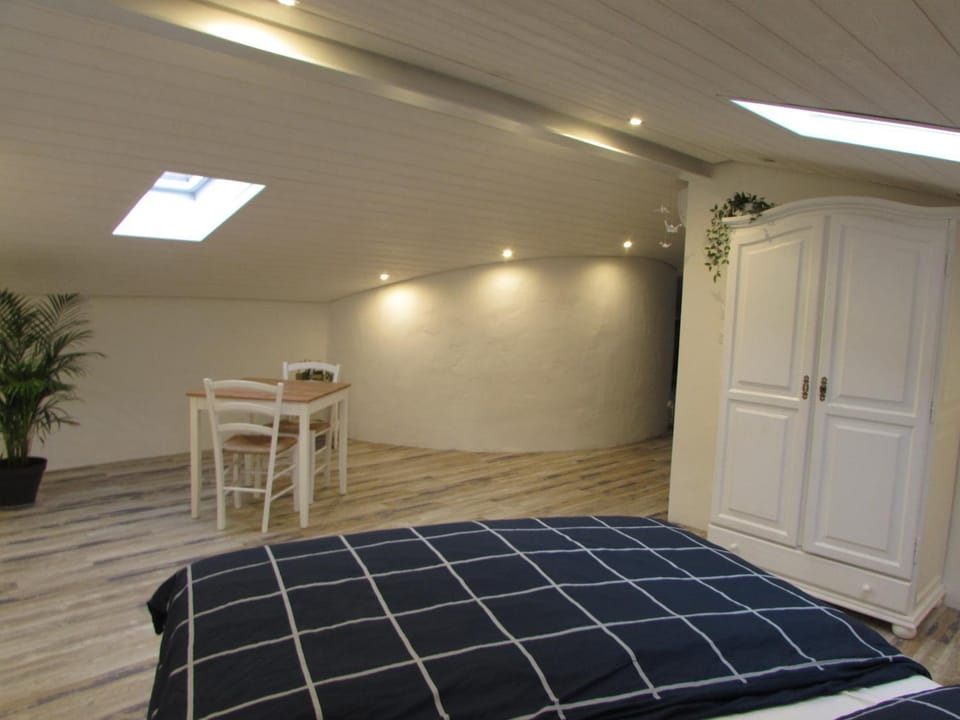 Bed, Seating area