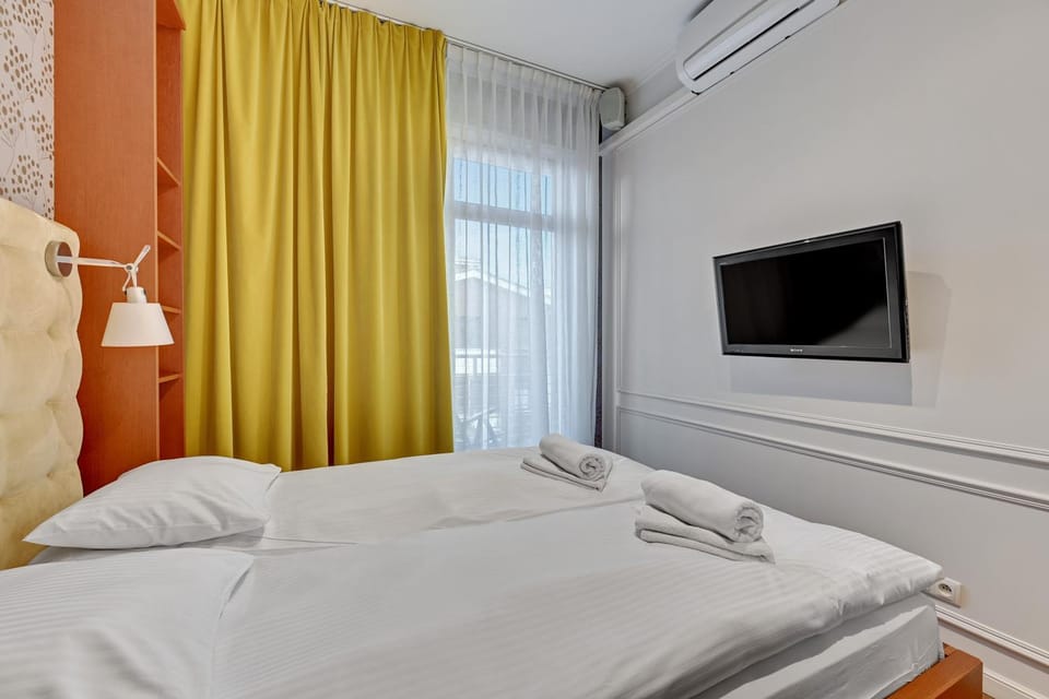 Bed, TV and multimedia, Photo of the whole room, Bedroom
