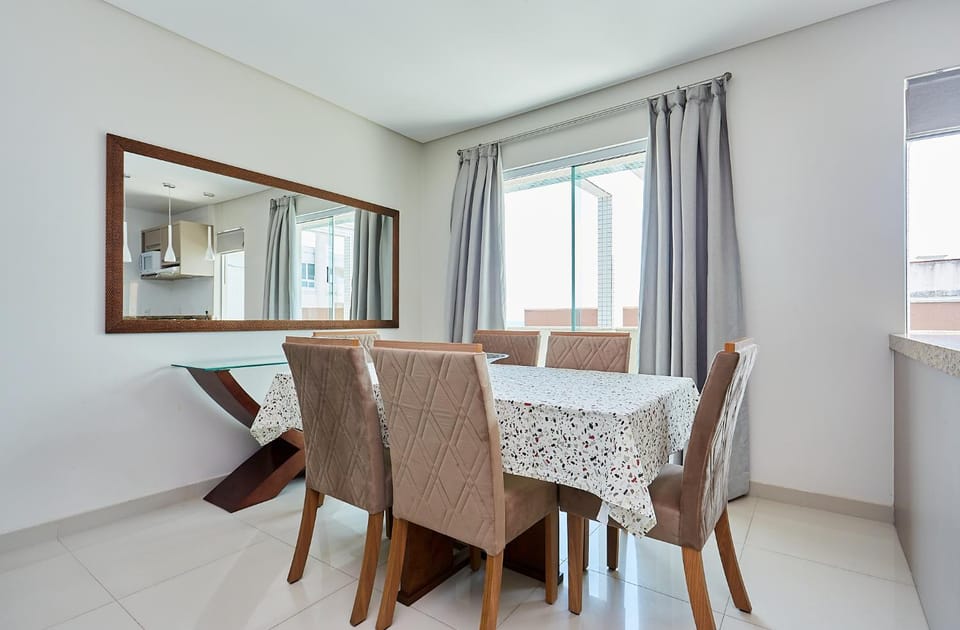 983 Apartamento de cobertura com vista para o mar com 02 suítes e 02 garagens na praia do centro de Bombinhas Apartment in Bombinhas