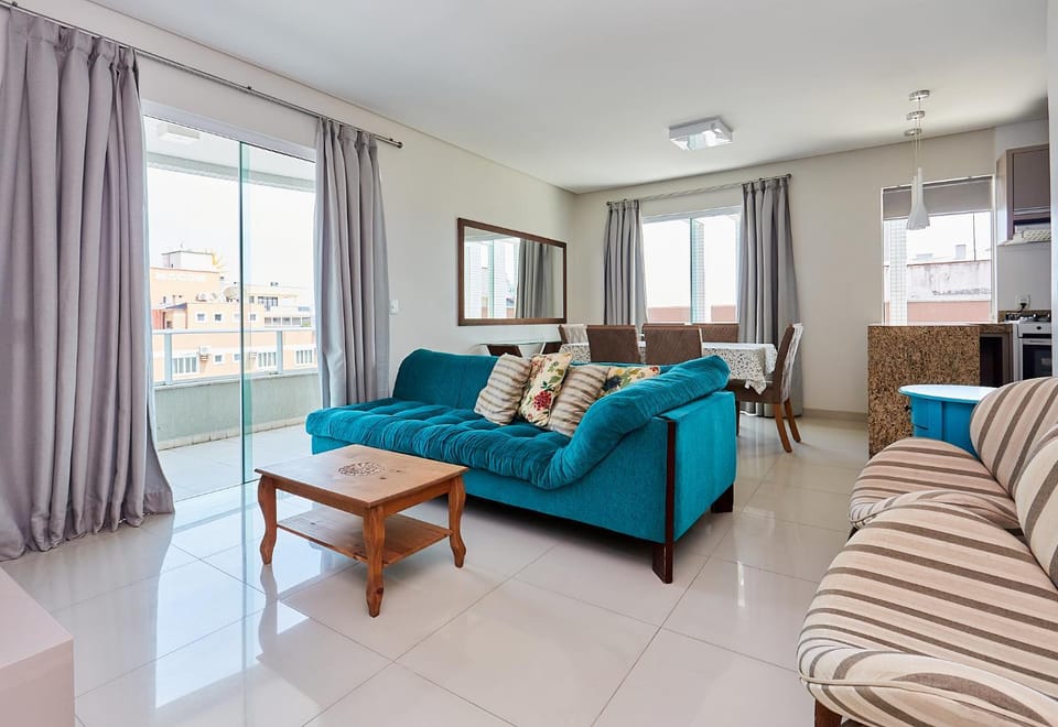 983 Apartamento de cobertura com vista para o mar com 02 suítes e 02 garagens na praia do centro de Bombinhas Apartment in Bombinhas