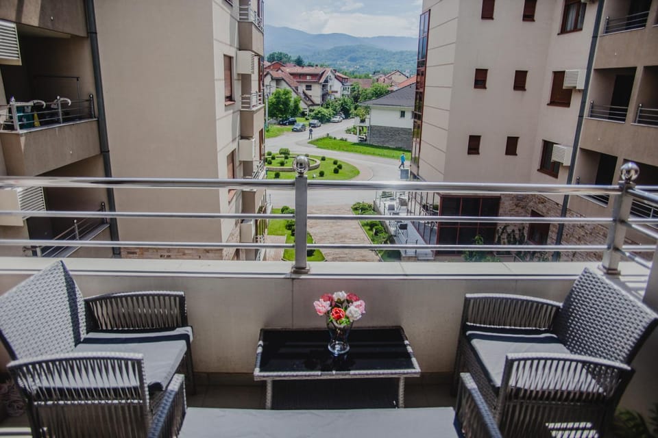 Balcony/Terrace, Mountain view