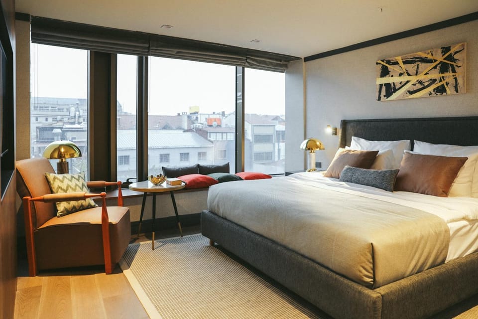 Bed, View (from property/room), Seating area, Bedroom, City view, Landmark view