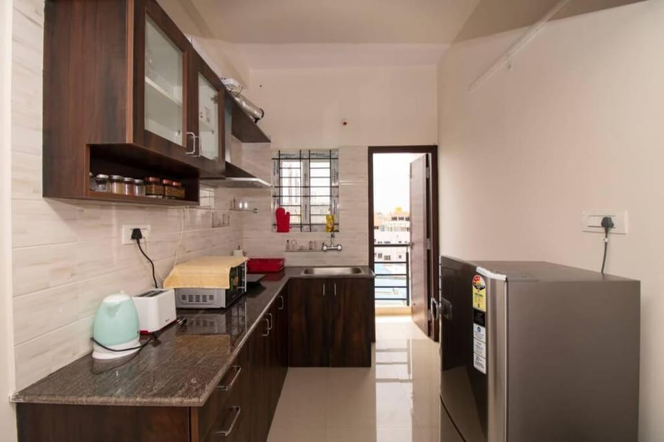 Kitchen or kitchenette, minibar, toaster