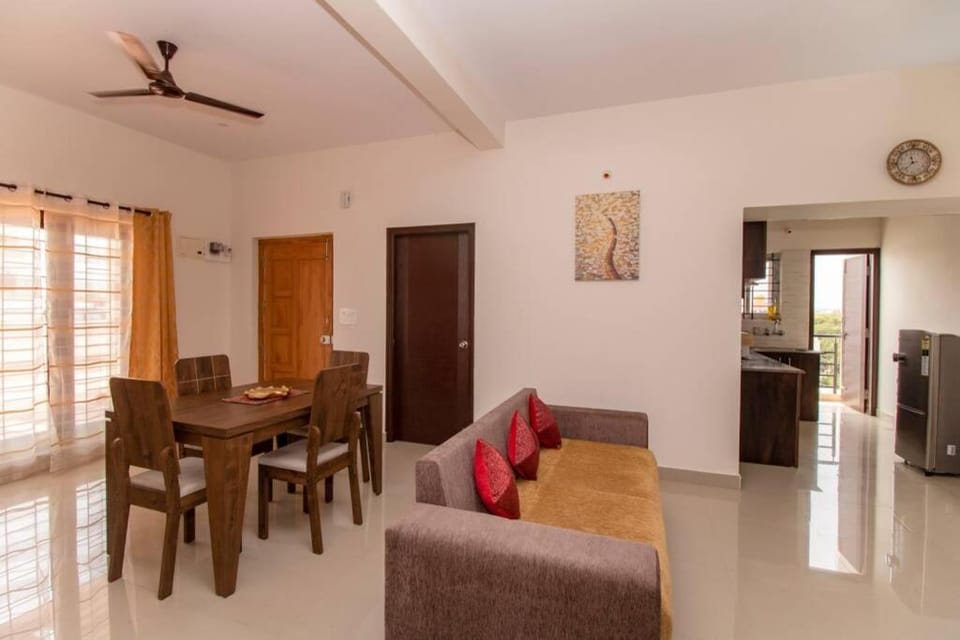 Living room, Seating area, Dining area, fireplace