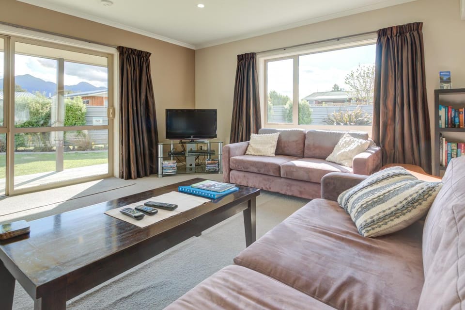Communal lounge/ TV room, TV and multimedia, Living room, Seating area