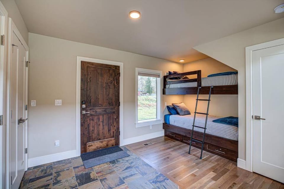 Newly built Modern Chalet Duplex - 2 House in Mount Hood Village