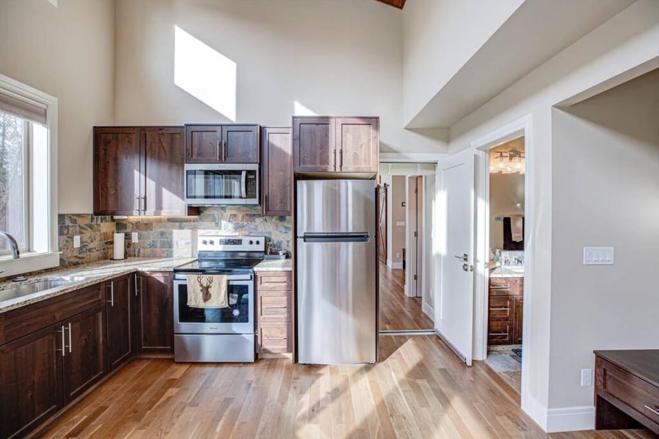 Newly built Modern Chalet Duplex - 2 House in Mount Hood Village