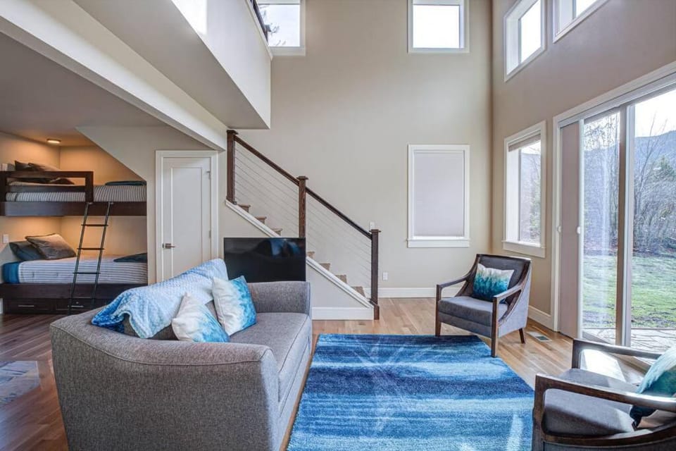 Newly built Modern Chalet Duplex - 2 House in Mount Hood Village