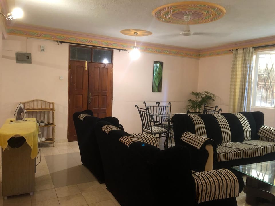 Seating area, Dining area, fireplace