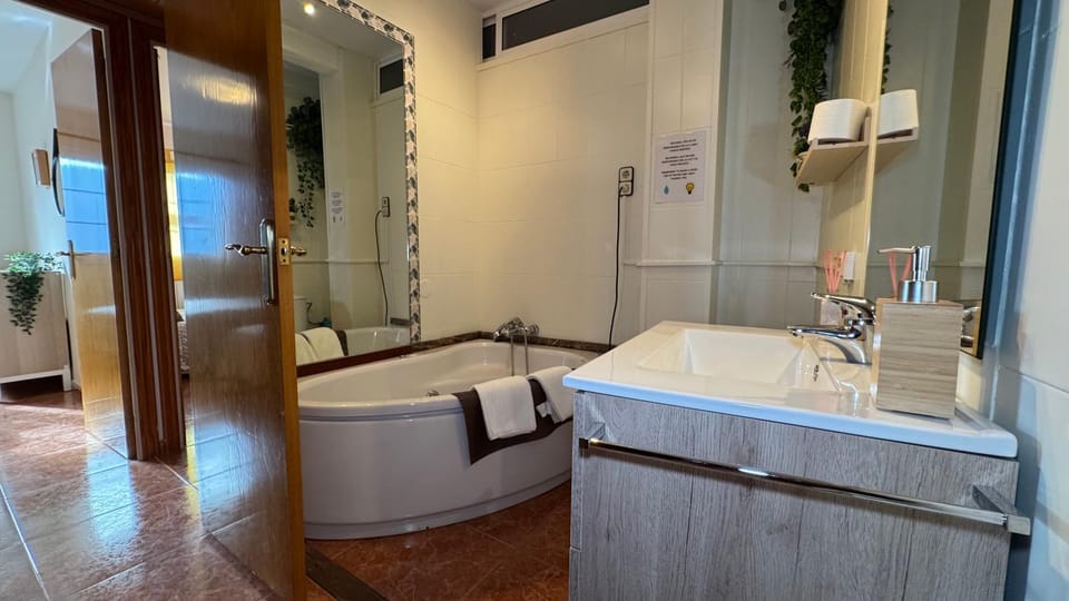 Hot Tub, Bathroom, Bath, towels