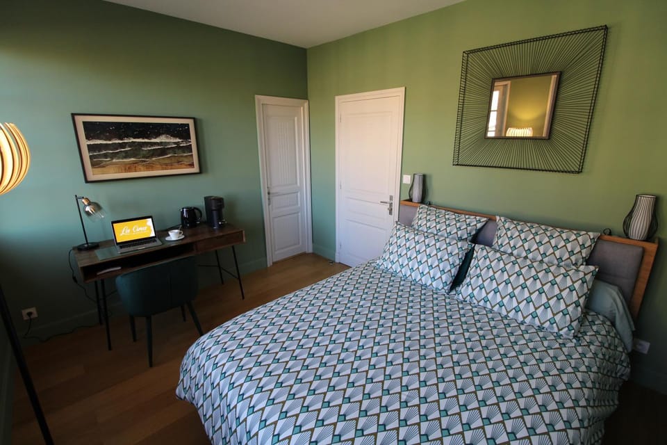 Bed, TV and multimedia, Photo of the whole room, Seating area, Bedroom, Area and facilities, Non alcoholic drinks