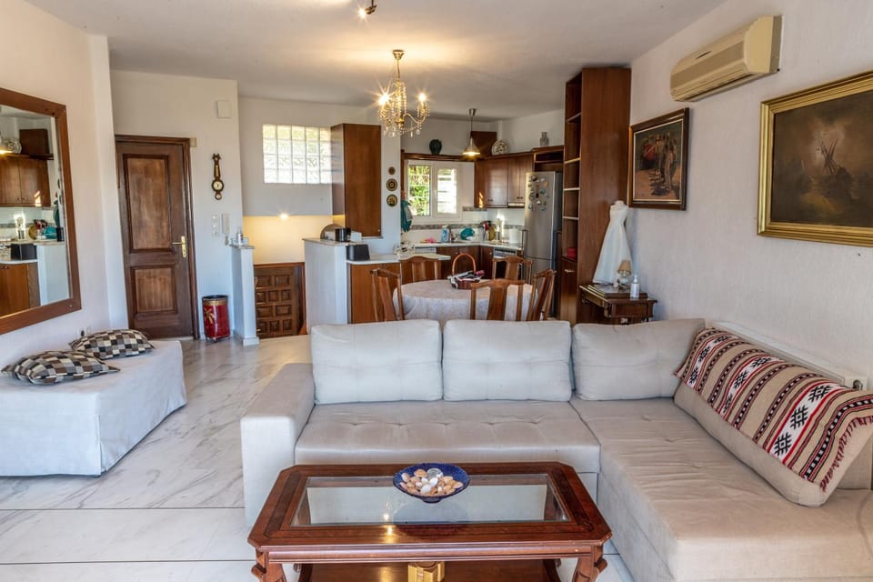 Kitchen or kitchenette, Living room, Seating area, Dining area