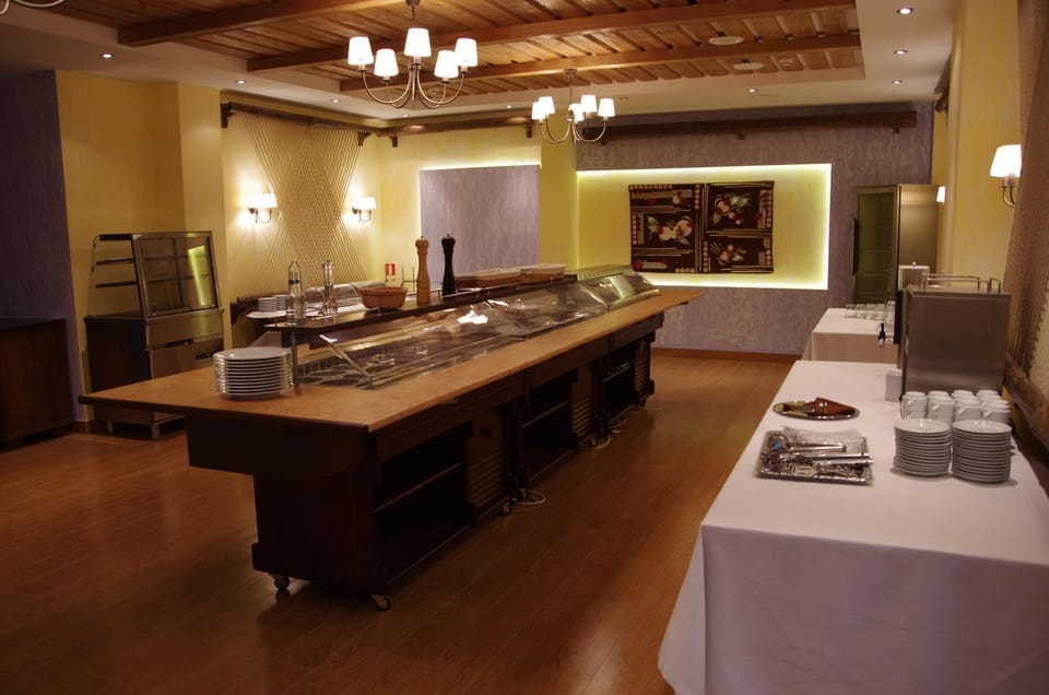Restaurant/places to eat, Restaurant/places to eat, Food and drinks