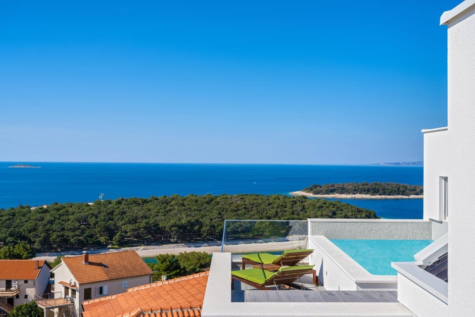 Balcony/Terrace, Sea view, Swimming pool