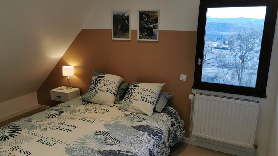 Bed, Bedroom, Mountain view