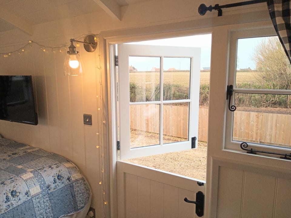 Yew Tree View Luxury Shepherd's Hut Apartment in North Dorset District