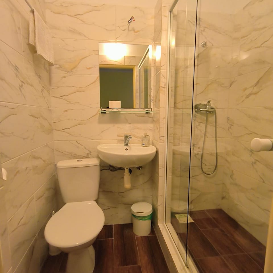 Shower, Toilet