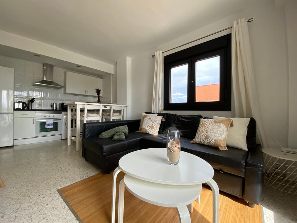 Kitchen or kitchenette, Living room, Seating area, Dining area