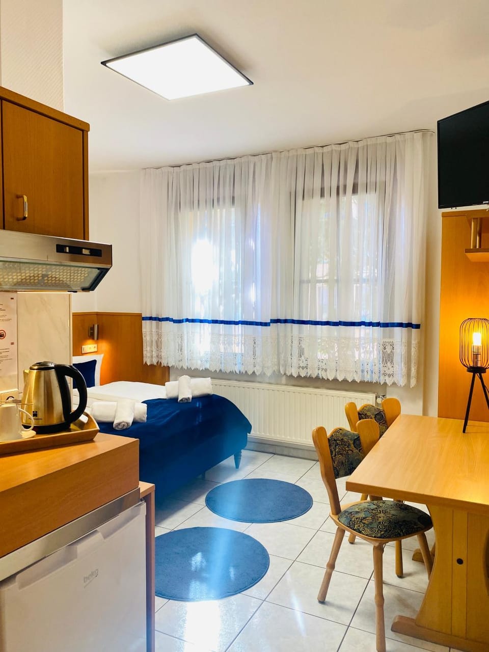 Bed, TV and multimedia, Coffee/tea facilities, Kitchen or kitchenette, Photo of the whole room, Seating area, Bedroom, hair dresser, locker, soundproof, towels