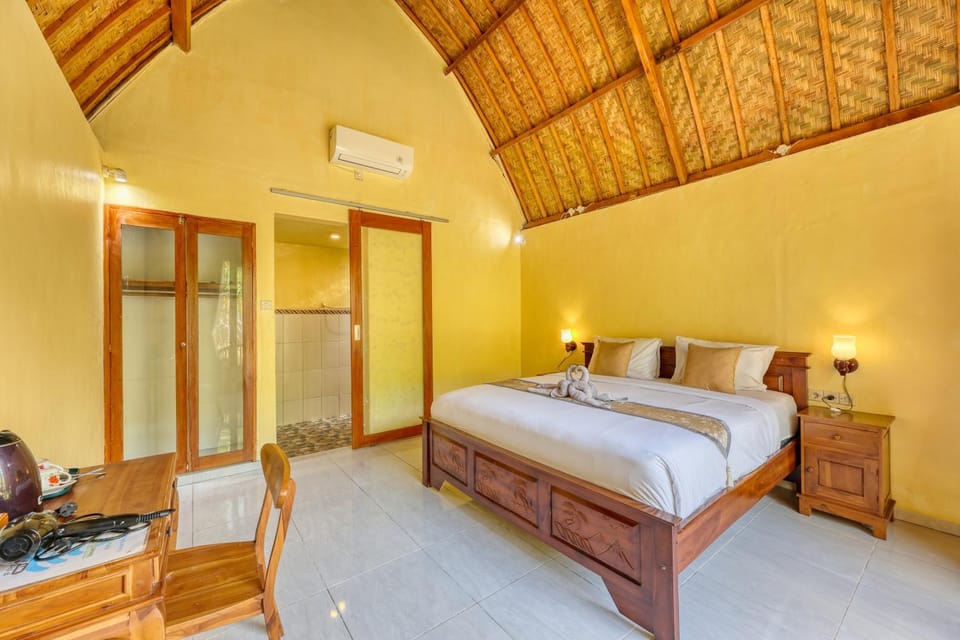 Bed, Photo of the whole room, Bedroom, towels, air conditioner