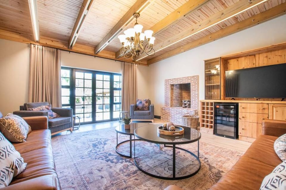 TV and multimedia, Living room, Seating area, Evening entertainment, flat iron