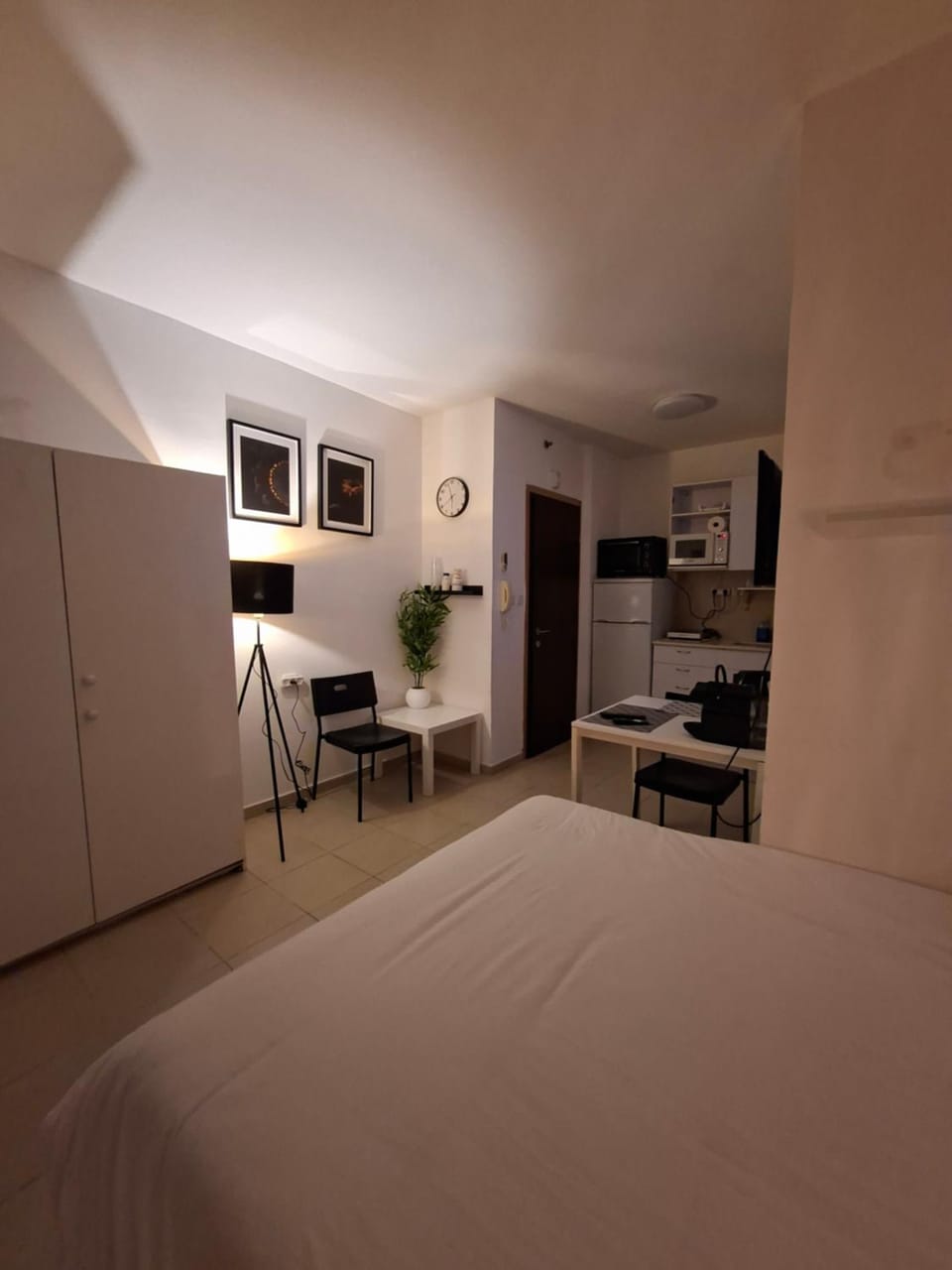 Bed, Dining area, Bedroom, wardrobe