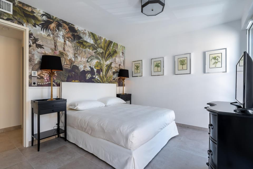 Bed, TV and multimedia, Photo of the whole room, Bedroom, hair dresser