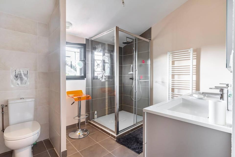 Grande chambre privée avec salle de bain et WC Bed and Breakfast in Occitanie