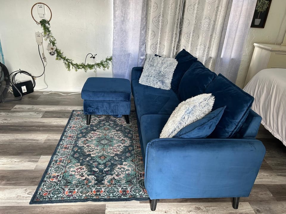 Cozy Studio 10 minutes from Siesta Key -perfect for couples Apartment in Gulf Gate Estates