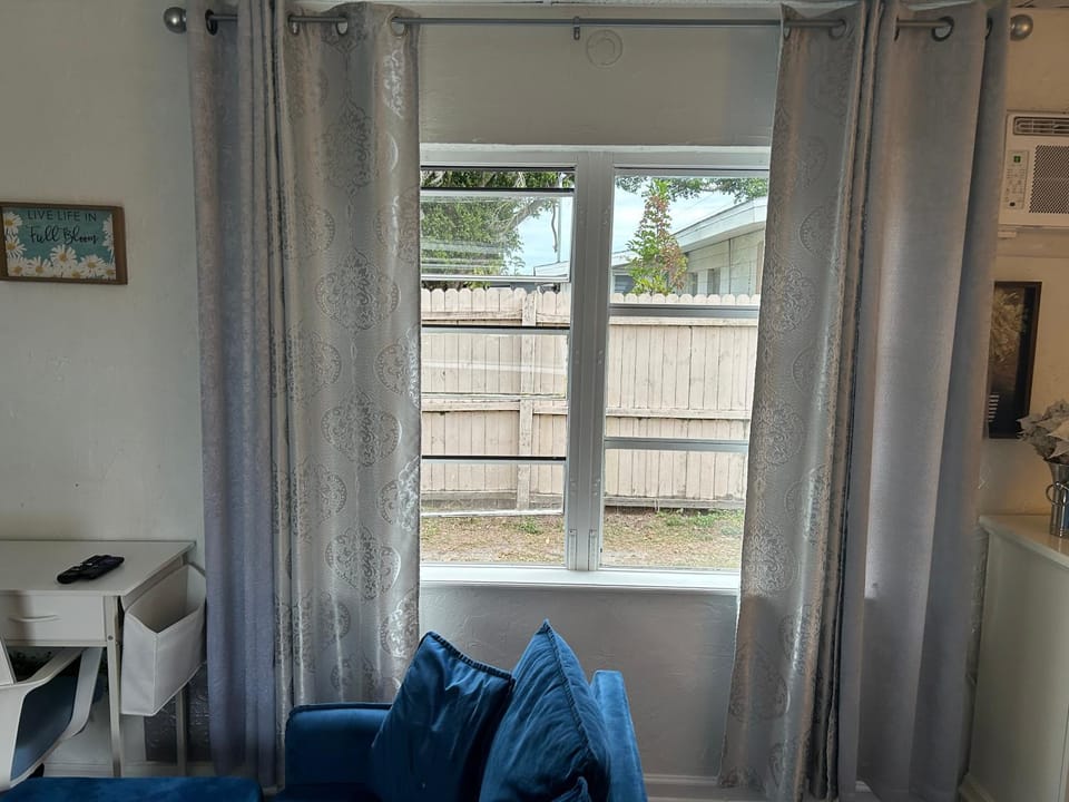 Cozy Studio 10 minutes from Siesta Key -perfect for couples Apartment in Gulf Gate Estates