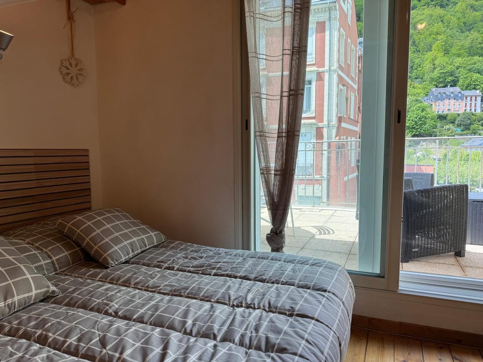 Place de la Mairie. Joli T2 4P - Terrasse et vue. Apartment in Cauterets