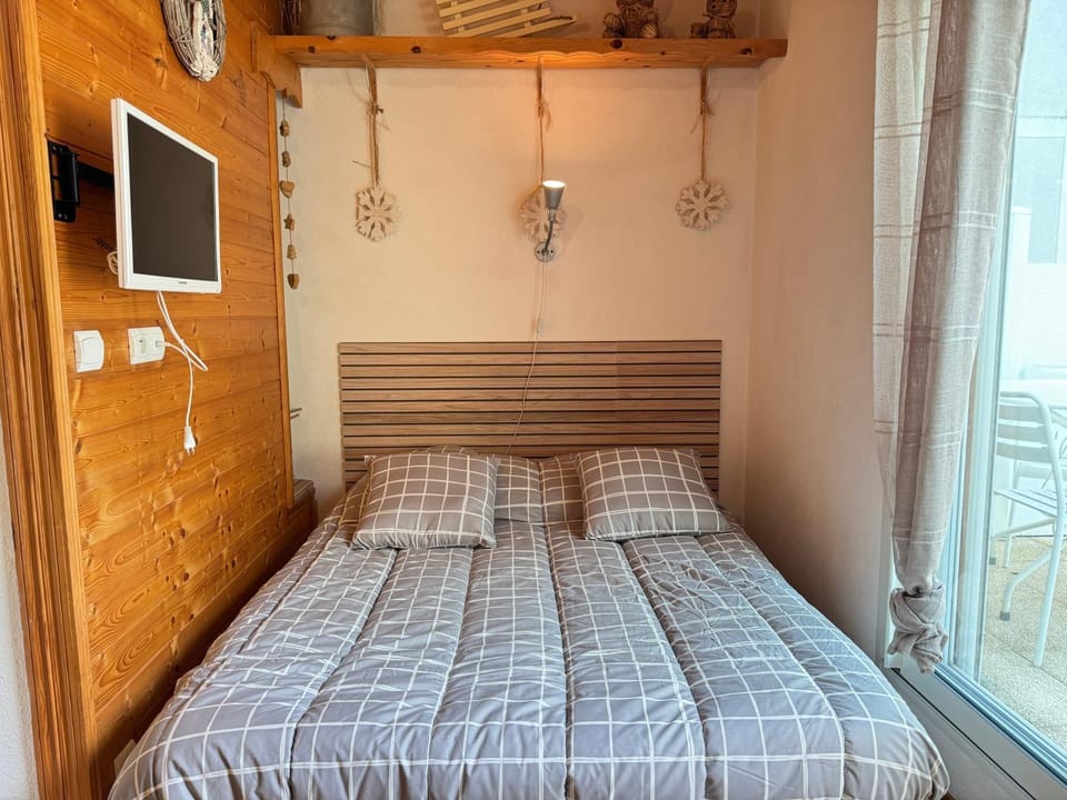 Place de la Mairie. Joli T2 4P - Terrasse et vue. Apartment in Cauterets