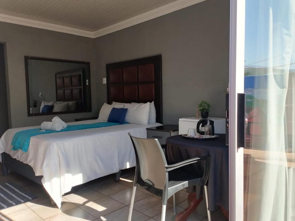 Bed, Bedroom, Swimming pool