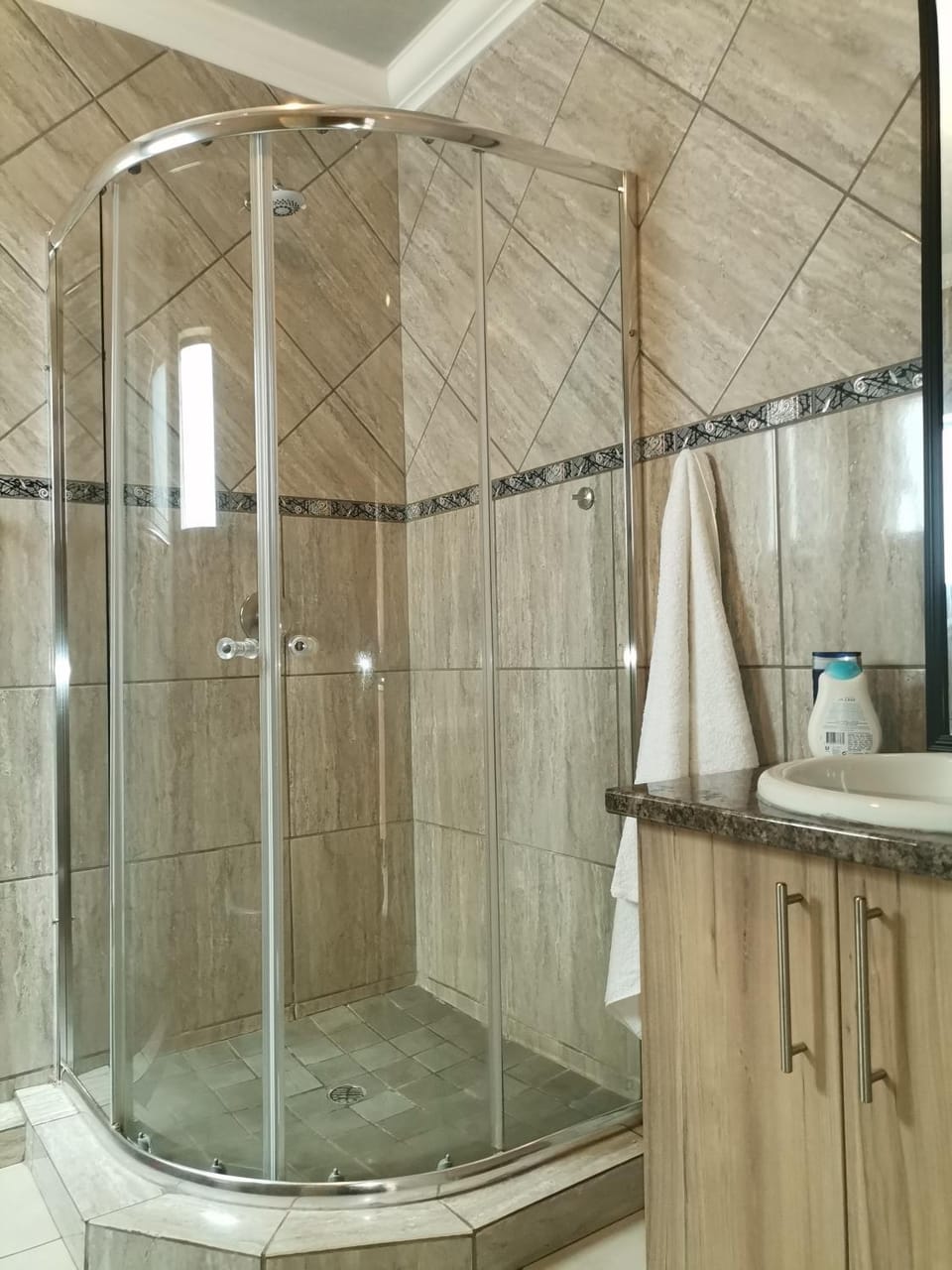 Shower, Swimming pool, towels