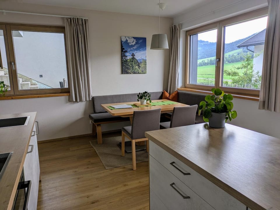 Dining area, kitchen