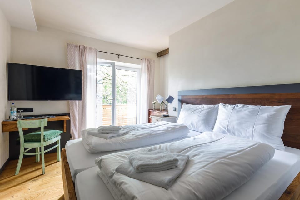Bed, TV and multimedia, Photo of the whole room, Bedroom