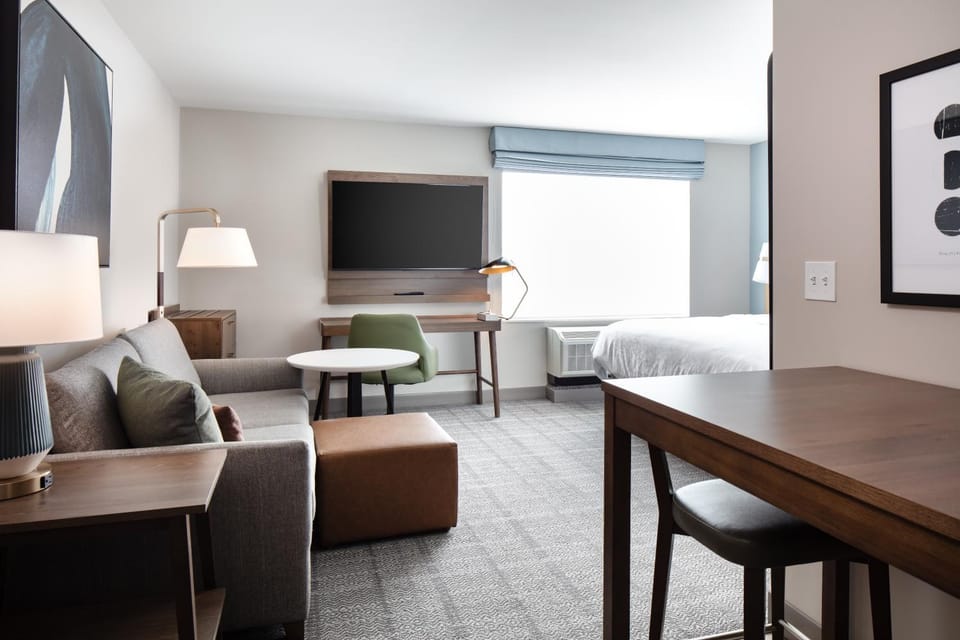 Bed, TV and multimedia, Seating area, Bedroom