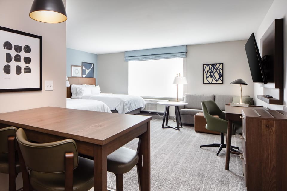 Bed, TV and multimedia, Seating area, Bedroom