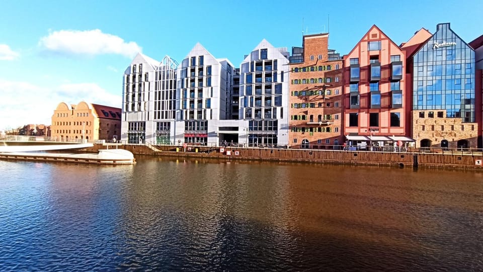 Property building, Nearby landmark, Restaurant/places to eat, Facade/entrance, Neighbourhood, City view, River view