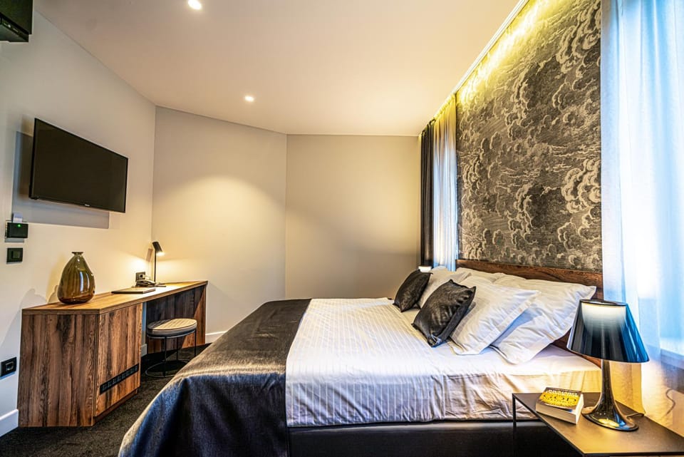 Bed, TV and multimedia, Bedroom