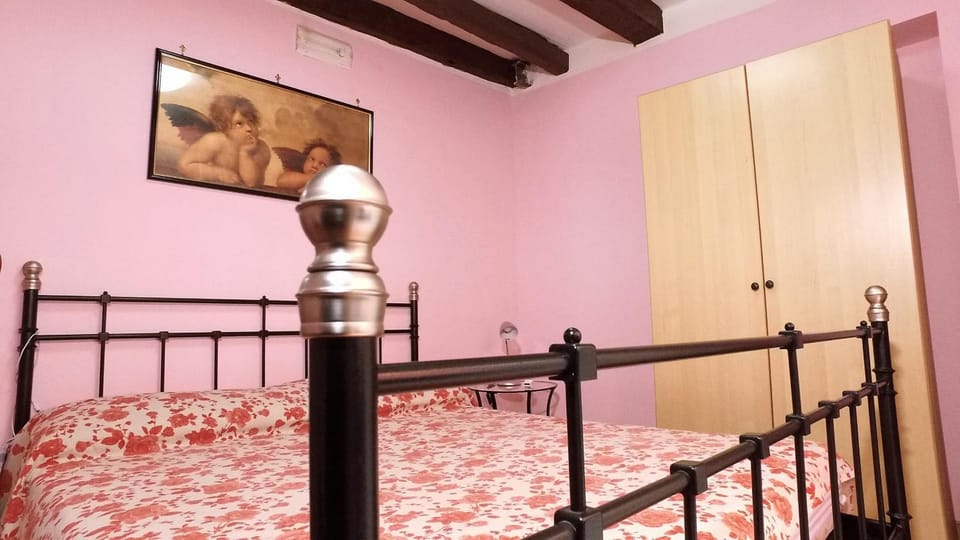 Bed, Photo of the whole room, Decorative detail