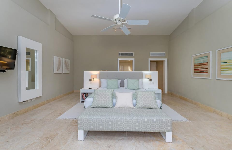 Bed, Photo of the whole room, Seating area, Bedroom